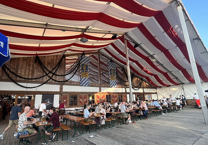 Lena's Festzelt (©Foto: Martin Schmitz)